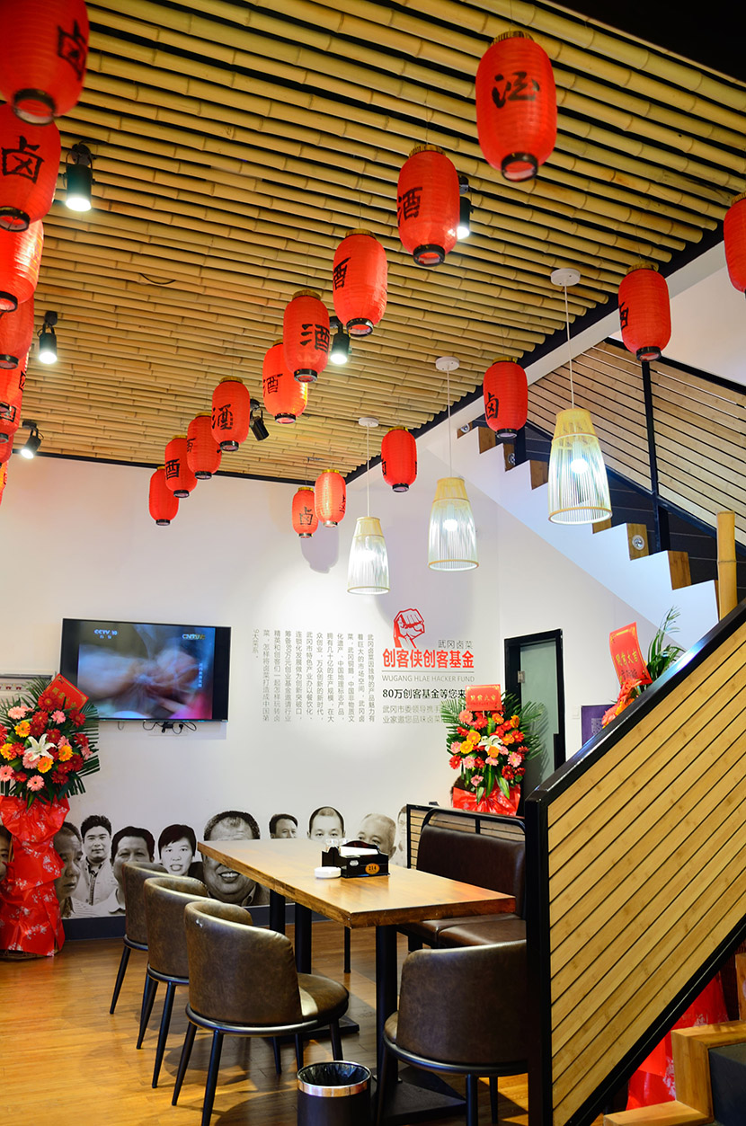 創(chuàng)客俠餐廳的扶手，桌子全采用桃花江竹材